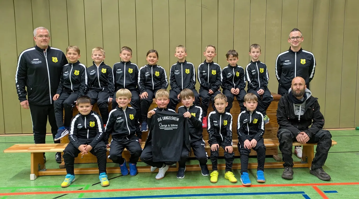 Die F-Jugend des MTV Astfeld in den neuen Trainingsanzügen, gestiftet von der Firma Gerigk & Söhne.