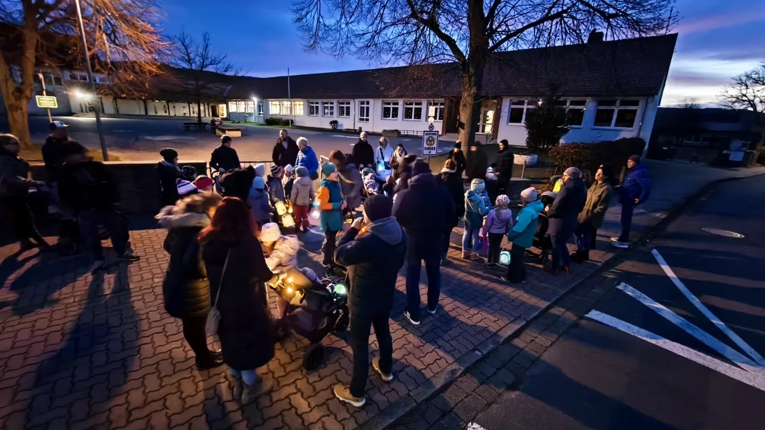 Kinder der Turnabteilung des MTV Astfeld mit Laternen beim St.-Martins-Laternenumzug durch das Dorf.