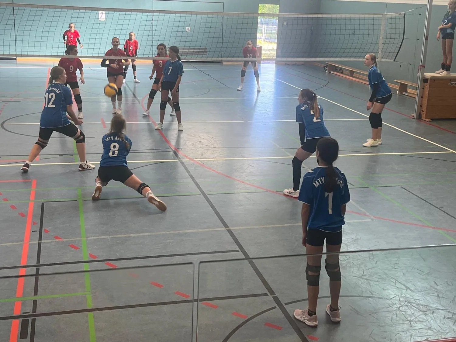 Volleyballspiel des MTV Astfeld in der Halle, Spielerinnen am Netz.
