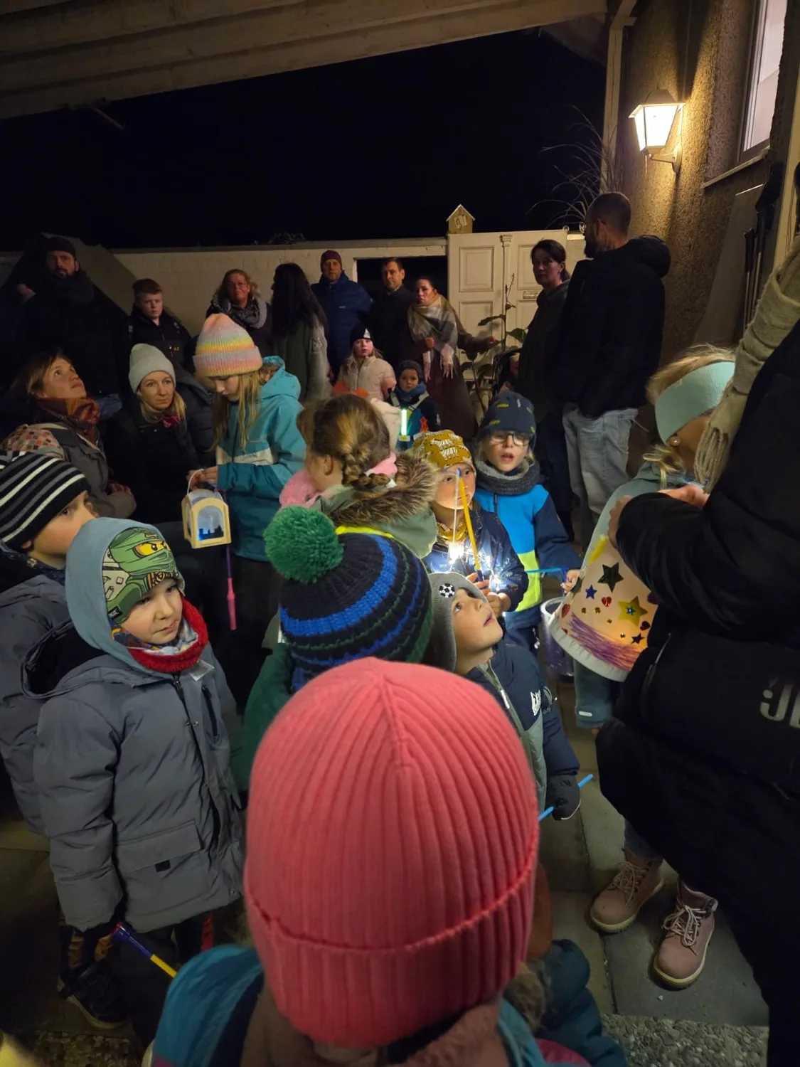 Kinder mit Laternen beim Laternenumzug der Turnabteilung.