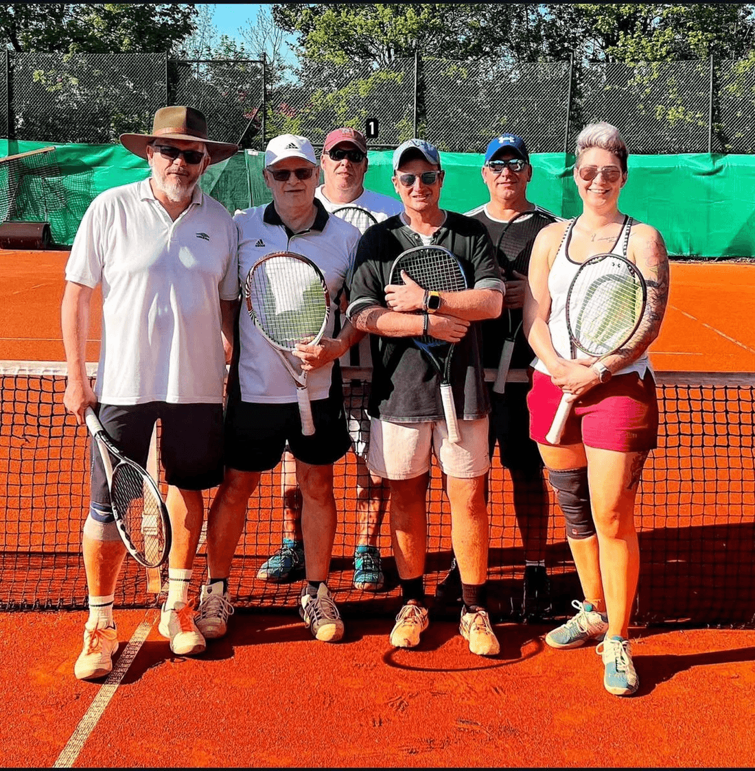 Der Vorstand der Tennisabteilung des MTV Astfeld auf dem Sandplatz: 1. Vorsitzender Andreas Klehm, 2. Vorsitzender Oliver Ludwig, Kassenwart Rainer Hake, Sportwart Mario Schöler, Platzwart Henner Faulbaum und Schriftführerin Jacki Laudi.
